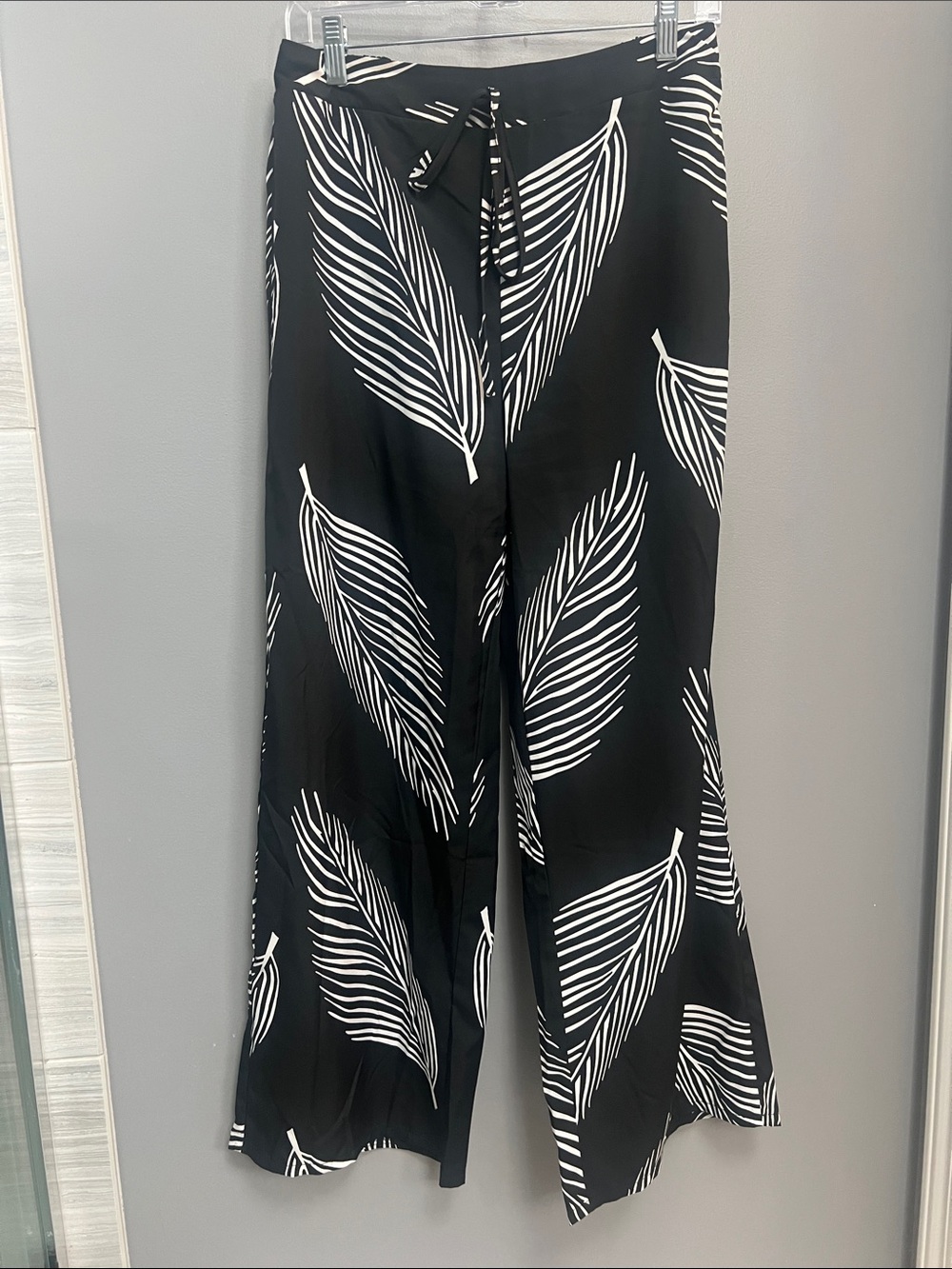 Black & White Wide-Leg Leaf Print Pants
